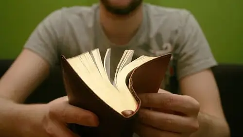 persona-leyendo-la-Biblia