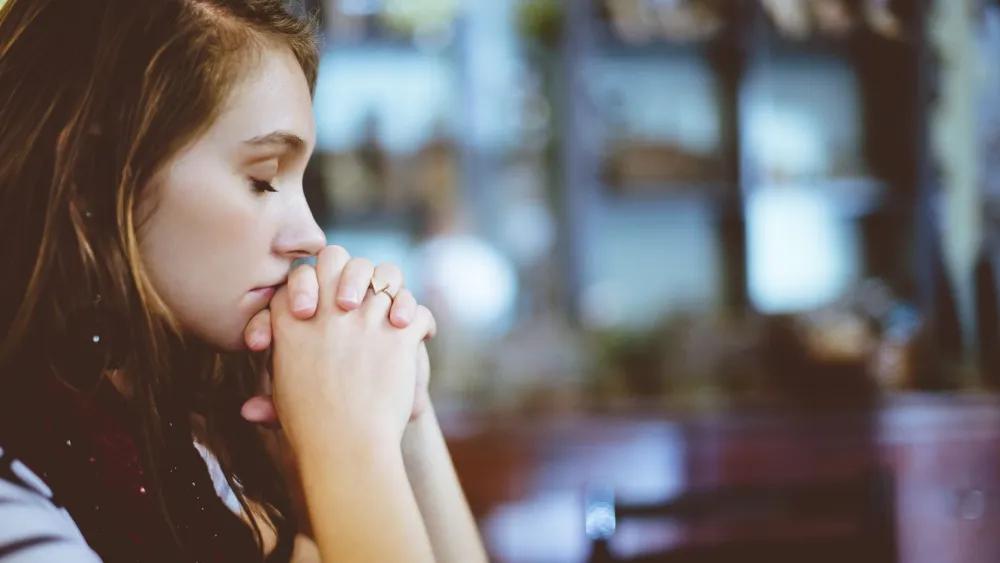 woman-praying-at-church